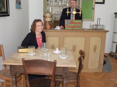 Foto: Bierstube der Ausstellung des Collegium Bohemicum mit Blanka Mouralová und Jan Šicha