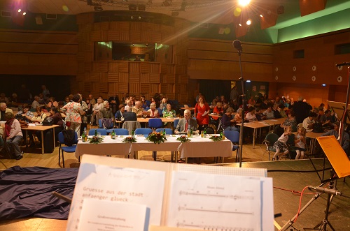 Foto: Saal mit Teilnehmern der Großveranstaltung der deutschen Minderheit in Tschechien 2014