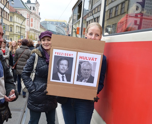 Foto: Demonstantinnen am 17. November mit Plakat pro Havel und contra Zeman - Bild: tra