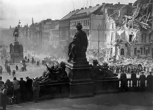 Foto: Wenzelsplatz 1945 - Bild: čtk