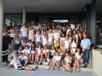 Foto: Gruppenbild mit Teilnehmern des Sommercamps - Bild: LE/tra