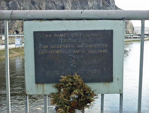 Foto: Gedenktafel für das "Massaker von Aussig" - Bild: Wikipedia/SchiDD