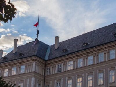 Foto: Unterhosenfahne auf der Prager Burg - Bild: ztohoven.com