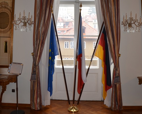Foto: Fahnen der EU, Tschechiens und Deutschlands - Bild: LE/tra