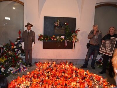 Foto: Gedenktafel für die Ereignisse des 17.11.1989 - Bild: LE/tra