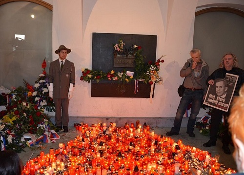 Foto: Gedenktafel für die Ereignisse des 17.11.1989 - Bild: LE/tra