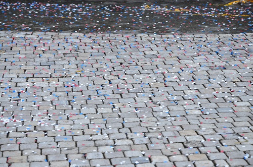 Foto: Konfetti in Landesfarben auf dem Boden nach dem Nationalfeiertag - Bild: LE/tra