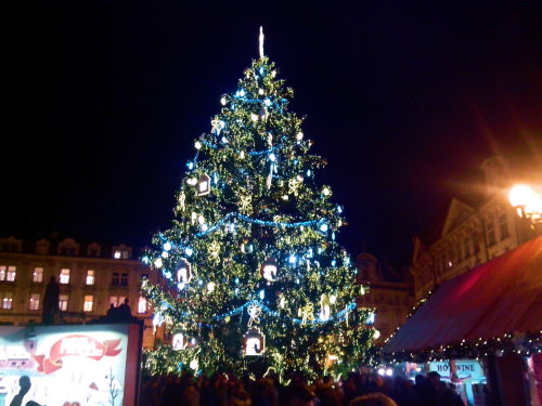 Foto: Weihnachtsbaum auf dem Altstädter Ring in Prag - Bild: LE/tra