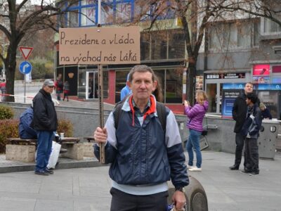 Foto: Demonstrant mit Plakat "Präsident und Regierung locken uns nach Osten" - Bild: LE/tra