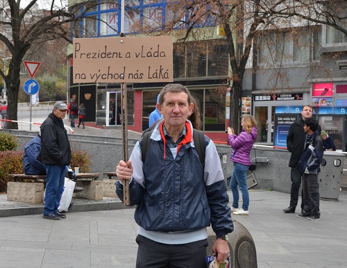 Foto: Demonstrant mit Plakat "Präsident und Regierung locken uns nach Osten" - Bild: LE/tra