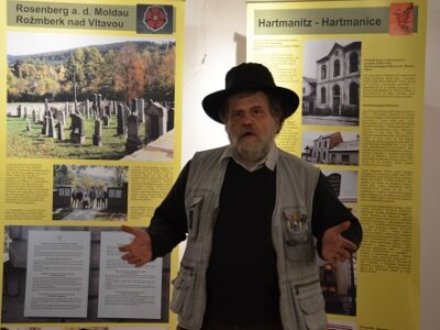 Foto: Karl W. Schubsky bei der Vernissage - Bild: LE/tra