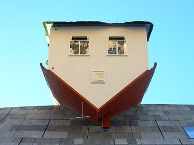 Foto: Erwin Wurms umgekehrtes Haus auf dem Wiener Museum Moderner Kunst - Foto: Commons/stopmangohome