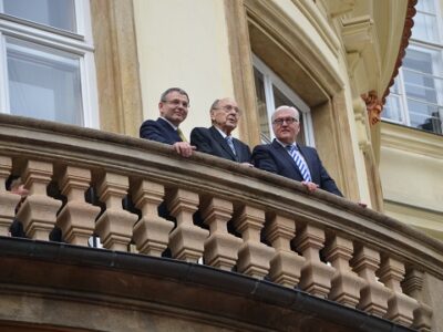 Foto: Hans-Dietrich Genscher auf dem Balkon der Deutschen Botschaft in Prag 2014 - Bild: LE/tra
