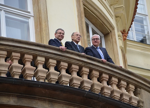 Foto: Hans-Dietrich Genscher auf dem Balkon der Deutschen Botschaft in Prag 2014 - Bild: LE/tra