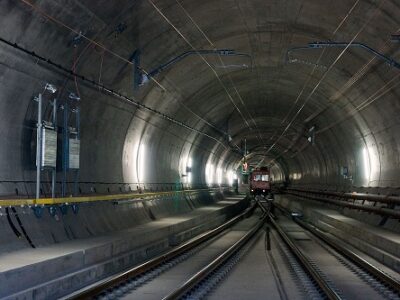 Foto: Gotthard-Tunnel Innenansicht - Bild: Commons/ Hannes Ortlieb, CC BY-SA 3.0 DE