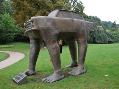Foto: David Černýs Trabant-Skulptur im Garten der Botschaft - Foto: LE/tra