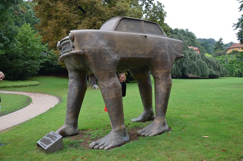 Foto: David Černýs Trabant-Skulptur im Garten der Botschaft - Foto: LE/tra
