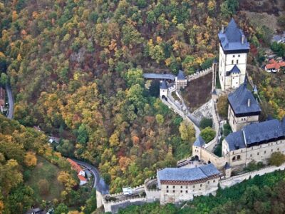 Foto: Luftaufnahme Burg Karlstein - Bild: Commons/Karel Jakubec