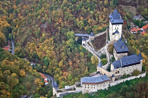 Foto: Luftaufnahme Burg Karlstein - Bild: Commons/Karel Jakubec