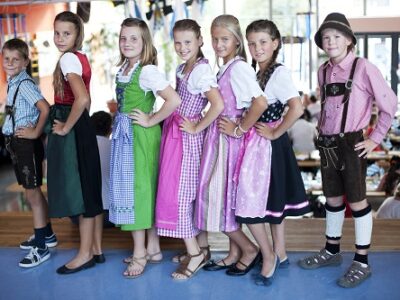 Foto: Schüler der Deutschen Schule Prag beim Oktoberfest in Trachten - Foto: Deutsche Schule Prag