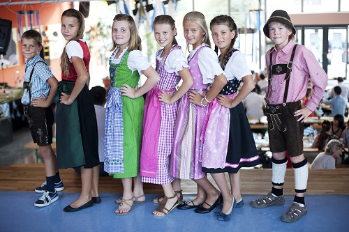 Foto: Schüler der Deutschen Schule Prag beim Oktoberfest in Trachten - Foto: Deutsche Schule Prag