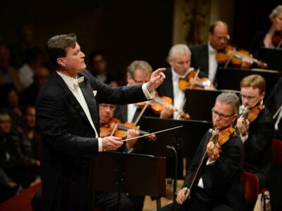 Foto: Christian Theilemann mit Orchester - Bild: Matthias Creutziger
