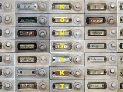Ausstellungsbild: Klingelschiler mit der Aufschrift "Kontakt" - Bild: Barbara Klampfl