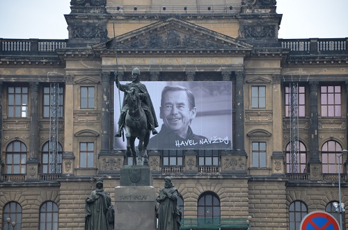 Foto: Plakat "Havel für immer" am Nationalmuseum zum Nationalfeiertag 2014 - Bild: LE/tra