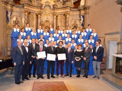 Foto: Preisträger und Stifter des "Johnny" Klein-Preises 2016 mit Kinderchor "Motýli" - Bild: LE/tra