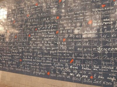 Foto: "Ich liebe Dich"-Wand in Paris - Bild: Commons/Berlinuno, CC BY-SA 4.0