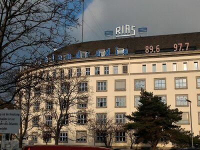 Foto: Funkhaus mit Deutschlandradio und RIAS-Schriftzügen - Bild: tra