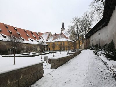 Foto: Klostergarten in Eger - Bild: Commons/Falk2, CC BY-SA 4.0