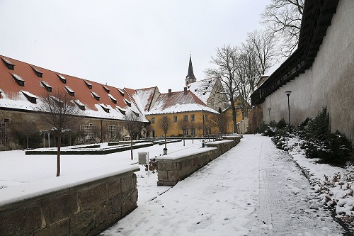 Foto: Klostergarten in Eger - Bild: Commons/Falk2, CC BY-SA 4.0
