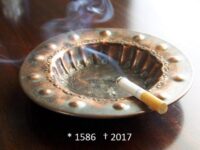 Fotocollage: Zigarette in Aschenbecher mit Aufschrift "* 1586 - † 2017"