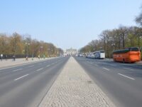 Foto: Brandenburger Tor in der Ferne - Bild: LE/tra