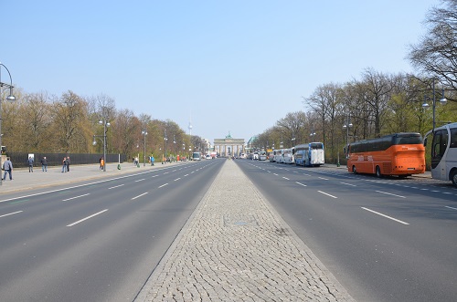 Foto: Brandenburger Tor in der Ferne - Bild: LE/tra