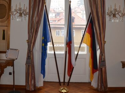 Foto: Fahnen in der Deutschen Botschaft Prag - Bild: LE/tra