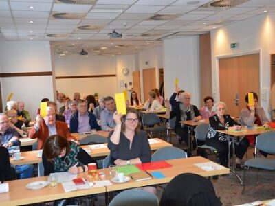 Foto: Abstimmung bei der LV-Frühjahrstagung - Bild: LE/tra
