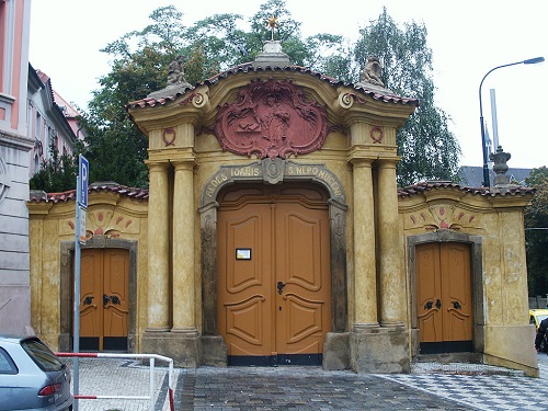 Foto: Eingangstor St. Johannes Nepomuk am Felsen - Bild: Commons/JiriMatejicek, CC BY-SA 3.0