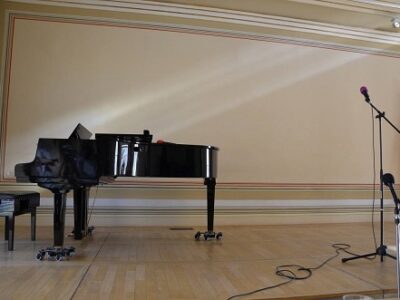 Foto: Bühne mit Klavier und Mikrofon - Bild: LE/tra