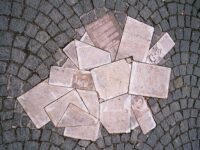 Foto: Weiße Rose Denkmal an der Universität in München - Bild: Commons/Gryffindor
