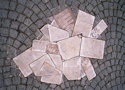 Foto: Weiße Rose Denkmal an der Universität in München - Bild: Commons/Gryffindor