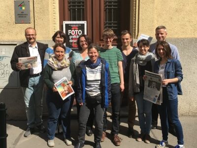 Foto: Mind_Netz-Arbeitsgruppe vor dem Haus der nationalen Minderheiten in Prag - Bild: Mind_Netz/Helge Haas