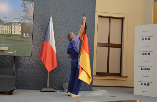 Foto: Hausmeister hängt deutsche Fahne neber der tschechischen Fahne auf - Bild: LE/tra