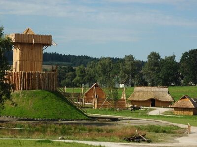 Foto: Mittelalterliche Holzbauten im Geschichtspark Bärnau - Foto: Commons/Barbara Brunner, CC BY-SA 3.0