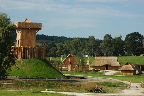 Foto: Mittelalterliche Holzbauten im Geschichtspark Bärnau - Foto: Commons/Barbara Brunner, CC BY-SA 3.0