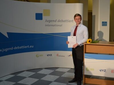Foto: JDI-Landessieger Jan Bednář vor Fotowand - Bild: LE/Felix Zilke