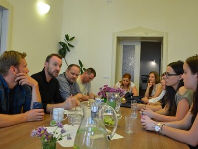 Foto: Teilnehmer des Jugendforums am Tisch - Foto: LE/tra