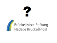 Logo: Brücke/Most-Stiftung mit Fragezeichen