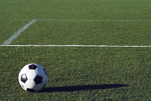 Foto: Fußball auf einem Fußballfeld - Bild: Commons/Christopher Bruno, CC BY-SA 3.0